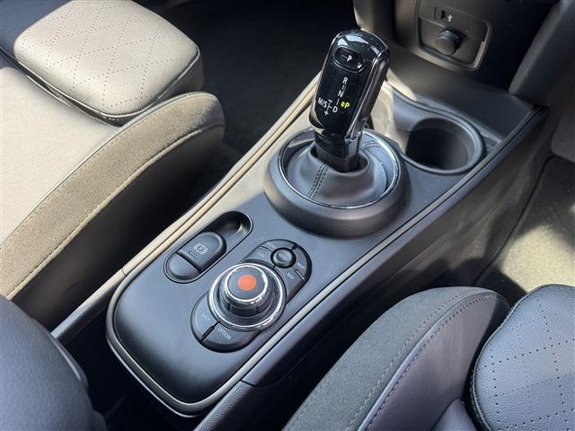 ＭＩＮＩ クーパーＤ　クロスオーバー　オール４・トリム　クーパー　ＳＤ　オール４　４ＷＤ　純正ナビ　ＡＭ　ＦＭ　ＢＴ　バックカメラ　アダプティブクルーズコントロール　Ｄ／Ｎ席シートヒーター　パワーバックドア　衝突軽減ブレーキ　純正１９インチアルミホイール（10枚目）