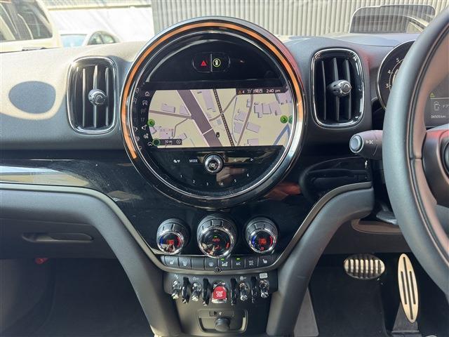 ＭＩＮＩ クーパーＤ　クロスオーバー　オール４・トリム　クーパー　ＳＤ　オール４　４ＷＤ　純正ナビ　ＡＭ　ＦＭ　ＢＴ　バックカメラ　アダプティブクルーズコントロール　Ｄ／Ｎ席シートヒーター　パワーバックドア　衝突軽減ブレーキ　純正１９インチアルミホイール（15枚目）