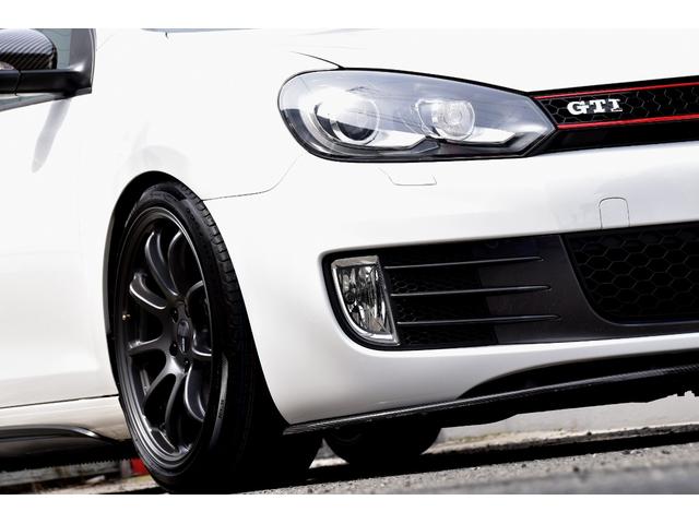 ゴルフ ＧＴＩ　新品車高調　新品ＥＮＫＥＩ　新品ピレリタイヤ　ノーマル車ベース　新品パーツカスタムコンプリート　新品フルタップ車高調　新品ＥＮＫＥＩ　ＰＦ０１　新品ピレリータイヤ　社外フロントリップ　社外カーボン調ミラー　ＨＤＤサイバーナビ　Ｂｌｕｅｔｏｏｔｈ（53枚目）