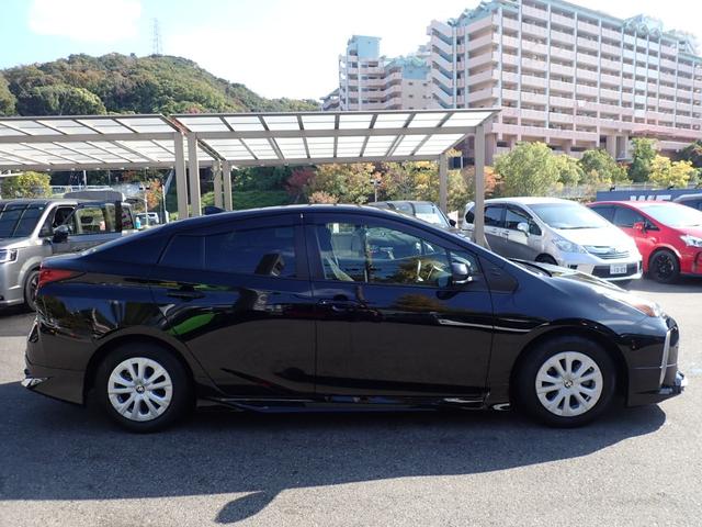 プリウス ＳセーフティプラスＩＩ　純正７型ナビ　全方位モニター　ＣＤ録音　ＤＶＤ　フルセグ　Ｂｌｕｅｔｏｏｔｈオーディオ　ビルドインＥＴＣ　社外フルエアロ　トヨタセーフティセンス　ブラインドスポットモニター（13枚目）