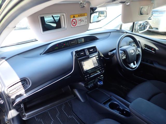 プリウス ＳセーフティプラスＩＩ　純正７型ナビ　全方位モニター　ＣＤ録音　ＤＶＤ　フルセグ　Ｂｌｕｅｔｏｏｔｈオーディオ　ビルドインＥＴＣ　社外フルエアロ　トヨタセーフティセンス　ブラインドスポットモニター（18枚目）