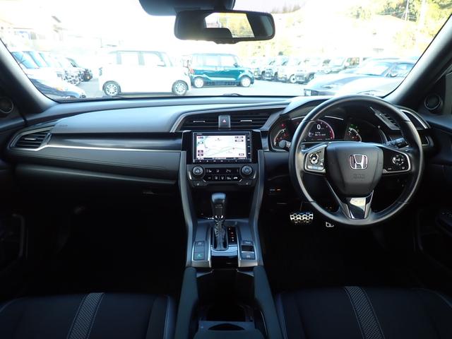 シビック ハッチバック　純正７型ナビ　ＣＤ　Ｂｌｕｅｔｏｏｔｈオーディオ　バックカメラ　ビルドイン２．０ＥＴＣ　純正フルエアロ　前席シートヒーター　前席パワーシート　ハーフレザーシート　リアスポイラー　ホンダセンシング（2枚目）