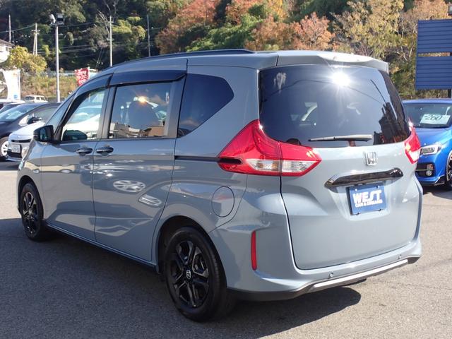 フリードハイブリッド ハイブリッド・クロスター　ブラックスタイル　純正９型ナビゲーション　ＣＤ録音　ＤＶＤ再生　フルセグ　Ｂｌｕｅｔｏｏｔｈオーディオ　カープレイ対応　バックモニター　ホンダセンシング　ＡＣＣ　レーンキープ　両側パワースライドドア　ＥＴＣ（17枚目）