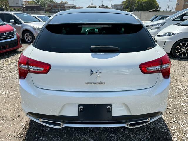 ＤＳ５ シック　スマートキー　プッシュスタート　ＨＩＤライト　ＥＴＣ　バックカメラ　革シート　パワーシート　ムーンルーフ　ポータブルナビ　クルーズコントロール（7枚目）