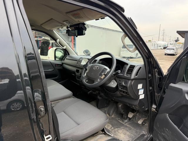 ハイエースバン ＤＸ　ＧＬパッケージ　ディーゼル　１２ヶ月保証付　両側スライドドア　キーレス　メモリーナビ　地デジＴＶ　ドライブレコーダー　社外１５インチＡＷ　（スタッドレスタイヤ）（5枚目）