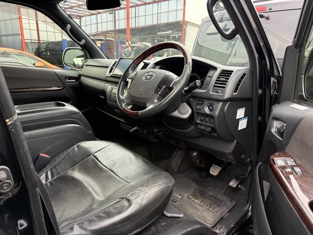 ハイエースバン スーパーＧＬ　５０ＴＨ　アニバーサリーリミテッド　ディーゼル　１２ヶ月保証付　両側パワスラ　スマートキー　プッシュスタート　ＥＴＣ　メモリーナビ　地デジＴＶ　バックカメラ　純正１６インチＡＷ（5枚目）