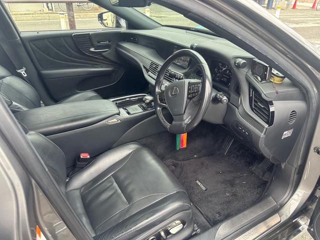 LS LS500h Iパッケージ 禁煙車 サンルーフ 全周囲カメラ コーナーセンサー エアサスコントローラー 純正ナビ Bluetooth 純正20インチOPホイール 前後ドライブレコーダー ETC 黒革 シートヒーター シートクーラ(45枚目)