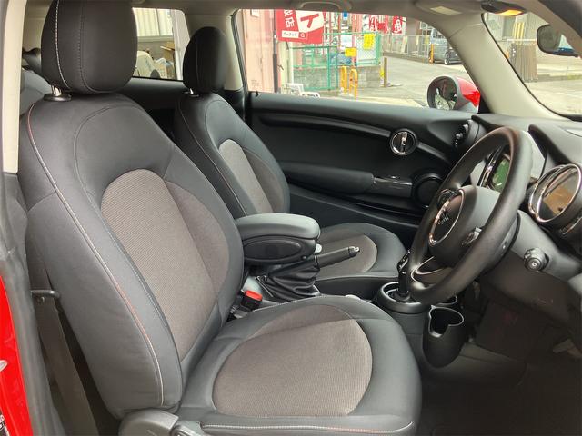 ＭＩＮＩ ヴィクトリア　保証付　ユニオンジャックテールランプ　ＬＥＤヘッドライト＆デイライト　７速ＤＣＴ　純正ナビ　Ｂｌｕｅｔｏｏｔｈ　ＥＴＣ　アームレスト　スマートキー×２（18枚目）