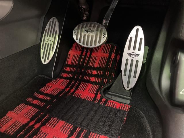 ＭＩＮＩ ヴィクトリア　保証付　ユニオンジャックテールランプ　ＬＥＤヘッドライト＆デイライト　７速ＤＣＴ　純正ナビ　Ｂｌｕｅｔｏｏｔｈ　ＥＴＣ　アームレスト　スマートキー×２（33枚目）