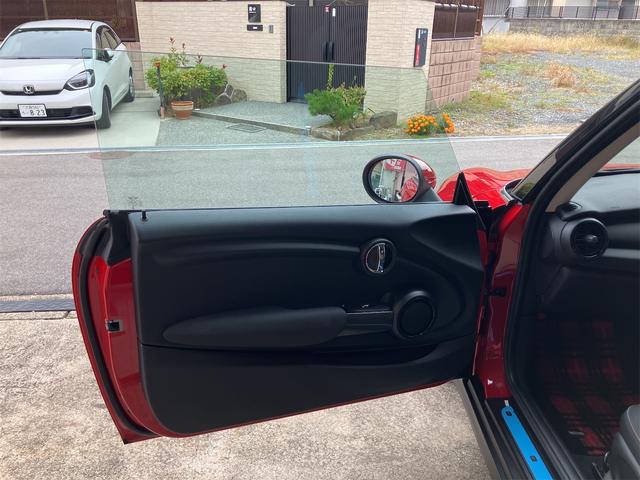 ＭＩＮＩ ヴィクトリア　保証付　ユニオンジャックテールランプ　ＬＥＤヘッドライト＆デイライト　７速ＤＣＴ　純正ナビ　Ｂｌｕｅｔｏｏｔｈ　ＥＴＣ　アームレスト　スマートキー×２（40枚目）