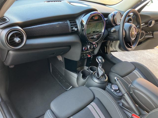 ＭＩＮＩ クーパーＳ　保証付　ワンオーナー　ユニオンジャックテールランプ　ＬＥＤヘッド＆オートライト　ＨＤＤナビ　Ｂｌｕｅｔｏｏｔｈ　ＥＴＣ　アームレスト　スペアキー（18枚目）