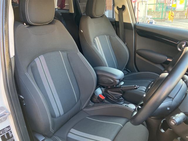 ＭＩＮＩ クーパーＳ　保証付　ワンオーナー　ユニオンジャックテールランプ　ＬＥＤヘッド＆オートライト　ＨＤＤナビ　Ｂｌｕｅｔｏｏｔｈ　ＥＴＣ　アームレスト　スペアキー（19枚目）