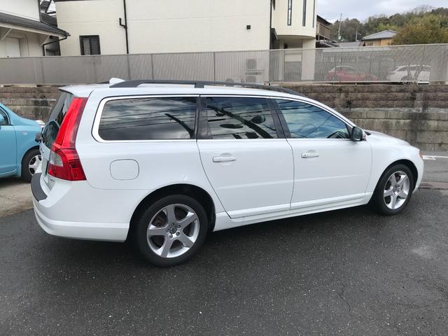 Ｖ７０ ２．５Ｔ　ＬＥ　アルミホイール　ＨＩＤ　パワーシート　革シート　キーレスエントリー　電動格納ミラー　シートヒーター　ＡＴ　盗難防止システム　記録簿　ルーフレール　電動リアゲート　ＡＢＳ　ＣＤ　エアコン　ターボ（5枚目）