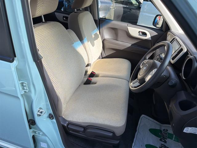 シートは、目立った汚れも無くまた足元も広く運転姿勢もゆったりと乗って頂けます♪