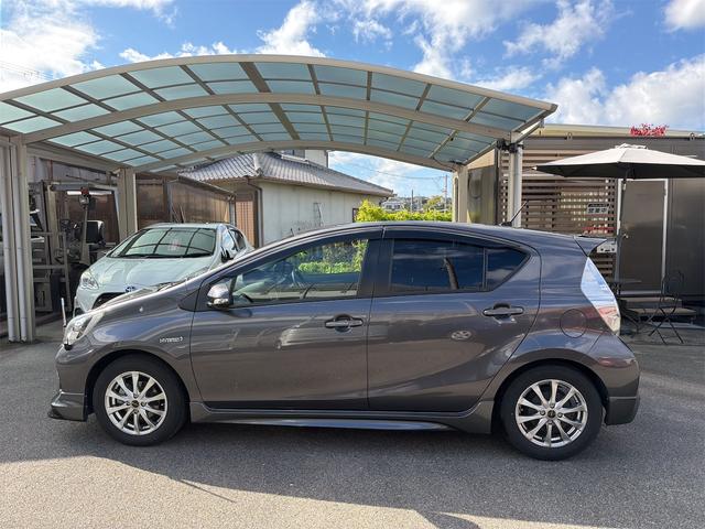 アクア Ｇブラックソフトレザーセレクション　純正ナビ　スマートキー　プッシュスタート　エアロパーツ　（フロントサイドステップ　リアアンダー　ルーフ）　電動格納ドアミラー　　ドアバイザー　ＥＴＣ　ＴＶ　コーナーポール　社外１５インチアルミ（5枚目）