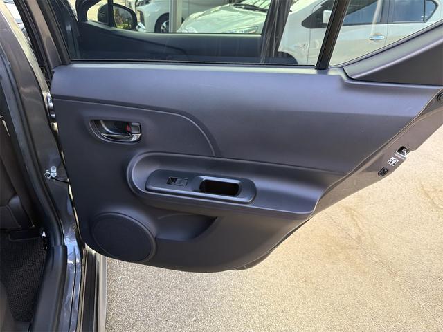 アクア Ｇブラックソフトレザーセレクション　純正ナビ　スマートキー　プッシュスタート　エアロパーツ　（フロントサイドステップ　リアアンダー　ルーフ）　電動格納ドアミラー　　ドアバイザー　ＥＴＣ　ＴＶ　コーナーポール　社外１５インチアルミ（70枚目）