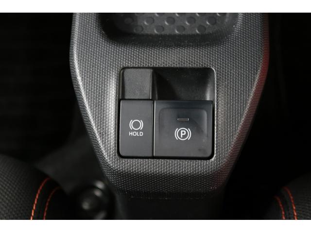 オートブレーキホールド機能付き電動パーキングブレーキで渋滞や信号待ちなどでブレーキを踏んで停車したときにブレーキペダルから足を離してもブレーキを保持するので安心です