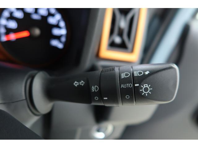 周囲の明るさを感知し、一定の暗さになると自動でヘッドライトを点灯し夜間の視認性を確保します。