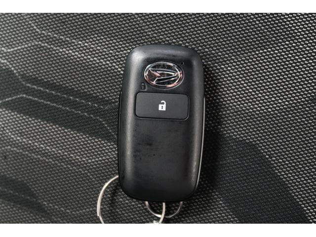 キーフリーシステムで電子カードキーを携帯していればリクエストスイッチを押すだけでドアロックを施錠・解錠できます。