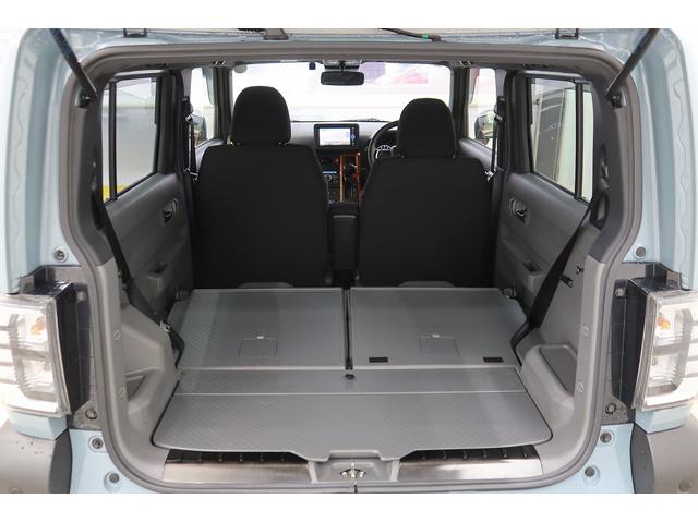 ラゲージ下にはジャッキや応急パンク修理セットが備わっています。