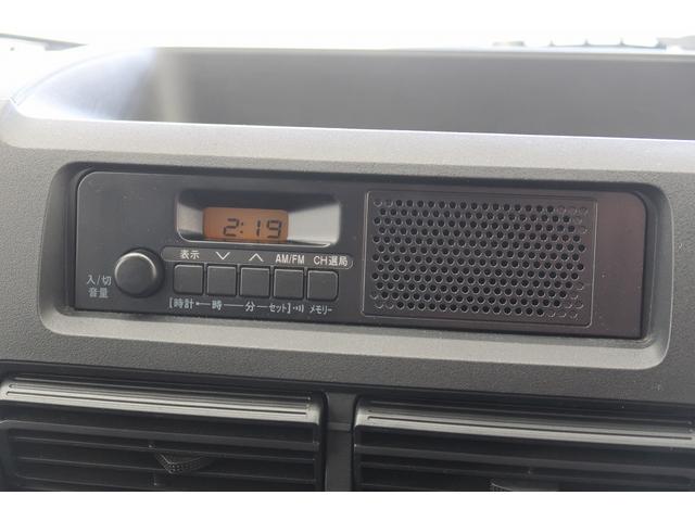 ハイゼットカーゴ ＤＸ　／切替４ＷＤ／ラジオ／オートライト／踏み間違い防止　踏み間違い防止　Ｗエアバック　キーレス　エコアイドル　車線逸脱警報　切替４ＷＤ　オートハイビーム　オートライト　運転席エアバッグ　ＡＢＳ　記録簿　ＶＤＣ（16枚目）