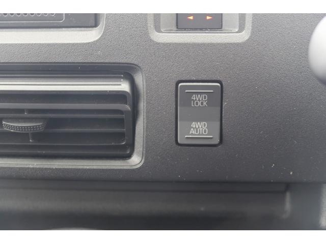 ハイゼットカーゴ ＤＸ　／切替４ＷＤ／ラジオ／オートライト／踏み間違い防止　踏み間違い防止　Ｗエアバック　キーレス　エコアイドル　車線逸脱警報　切替４ＷＤ　オートハイビーム　オートライト　運転席エアバッグ　ＡＢＳ　記録簿　ＶＤＣ（17枚目）