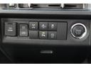 3モードを選択できる電子制御式4WDで通常走行する「2WD」に加え、路面状況に応じて駆動力を制御する「4WD AUTO」や未舗装道路で力を発揮する「4WD LOCK」の切替えができる