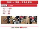 クリーナーを施工箇所全体に噴霧を行い、汚れ箇所を中心にブラッシングします。その後、専用の機械を使い、リンサーまたはスチーム洗浄で汚れを落としております。