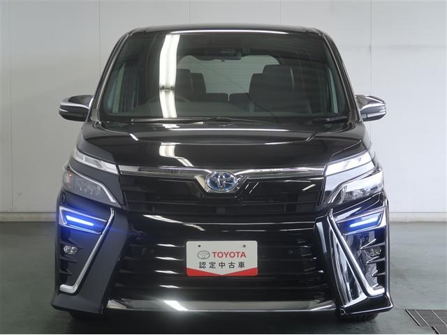 ヴォクシー ハイブリッドＺＳ　煌ＩＩＩ　アイドリングストップ　地デジＴＶ　リヤカメラ　１オナ車　Ｗエアコン　スマートキー　ＤＶＤ再生可　クルコン　ＶＳＣ　キーレス　アルミホイール　ナビ＆ＴＶ　ＬＥＤヘッドランプ　ＥＴＣ　３列シート　ＡＢＳ（4枚目）