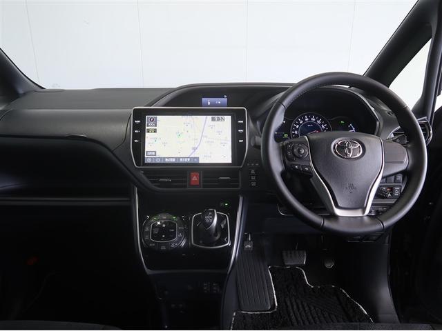 ヴォクシー ハイブリッドＺＳ　煌ＩＩＩ　アイドリングストップ　地デジＴＶ　リヤカメラ　１オナ車　Ｗエアコン　スマートキー　ＤＶＤ再生可　クルコン　ＶＳＣ　キーレス　アルミホイール　ナビ＆ＴＶ　ＬＥＤヘッドランプ　ＥＴＣ　３列シート　ＡＢＳ（7枚目）