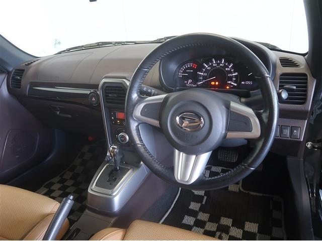 スタイリッシュなデザインのインパネ。各操作スイッチは使い易い位置に配置されてます。