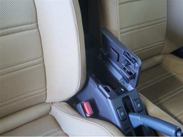 長距離運転に便利、快適アームレスト搭載！