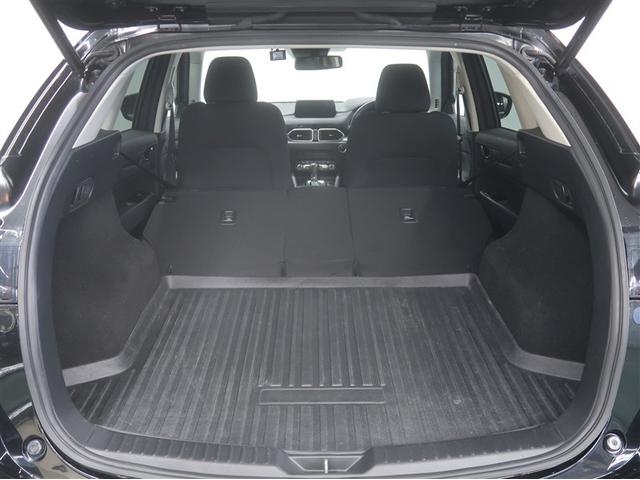 ワゴンならではの広々としたラゲージスペースを備えています。ライフスタイルに合わせて色々な物を積み込めます！