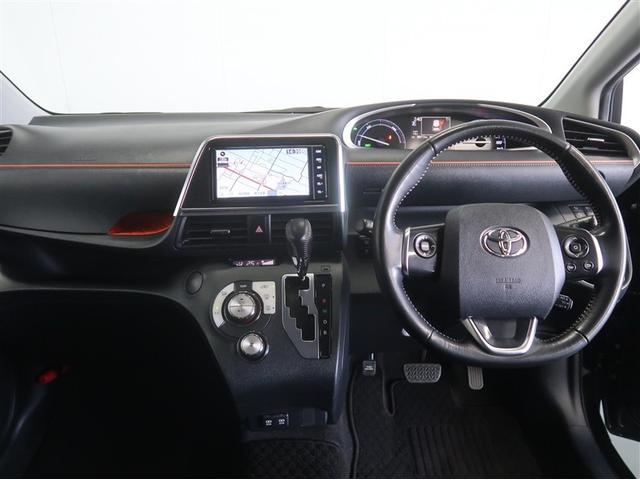 スタイリッシュなデザインのインパネ。各操作スイッチは使い易い位置に配置されてます。