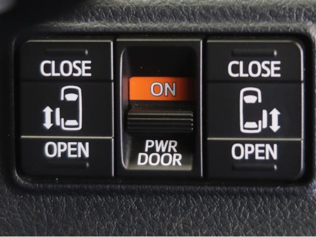 両側パワースライドドア付きだから、狭い駐車スペース等での乗り降り楽々！小さなお子様のいるご家庭には嬉しい装備。