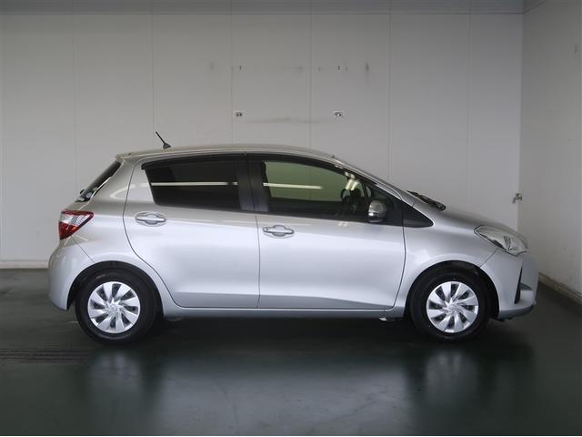 ヴィッツ Ｆ　アイドリングストップ車　パワーウィンドウ　エアバック　Ｗエアバック　エアコン　横滑り防止装置　キーレスキー　パワステ　ＡＢＳ　ミュージックプレイヤー接続可　ワンオーナー（6枚目）