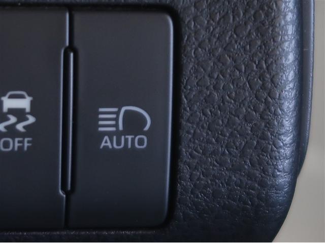 �I�[�g�}�`�b�N�n�C�r�[���Ƃ́A��s�Ԃ�Ό��Ԃ̃��C�g��F�����A�n�C�r�[���ƃ��[�r�[���������Ő؂�ւ���@�\�ł��B�铹�̎��E���m�ۂ��܂��B�ڍׂ͔̔��X�X�^�b�t�܂ł��q�ˉ������B