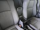 長距離運転に便利、快適アームレスト搭載!