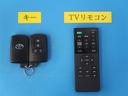 ハイブリッドＧｉ　プレミアムパッケージ　地上デジタル　衝突被害軽減　ＬＥＤライト　Ｂカメラ　クルコン　スマートキー　メモリナビ　ナビ＆ＴＶ　キーレス　ドラレコ　盗難防止装置　ＤＶＤ再生　ＡＢＳ　３列シート　ＥＴＣ　アルミ　オートエアコン（28枚目）