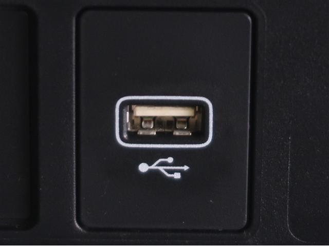 フィット ｅ：ＨＥＶホーム　前後誤発進抑制機能　助手席エアバッグ　運転席エアバッグ　ＡＵＸ　１オナ　アイドリングストップ　ＬＥＤライト　バックカメラ　ＡＢＳ　サイドエアバッグ　オートクルーズコントロール　フルセグＴＶ　ＤＶＤ再生（21枚目）