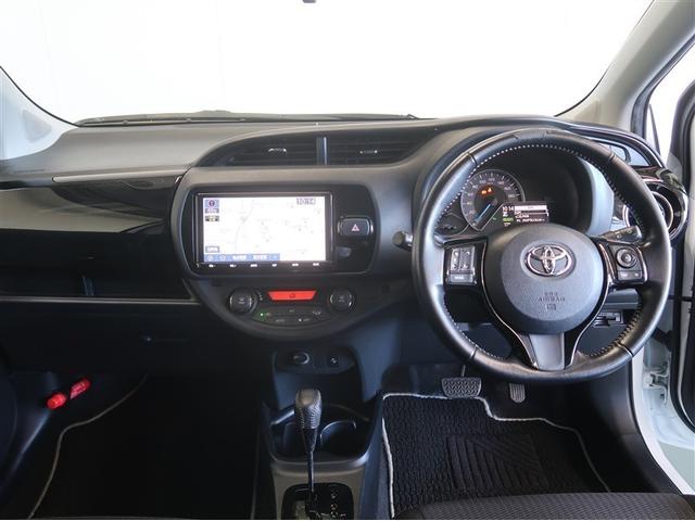 ヴィッツ ハイブリッドＦ　セーフティーエディションＩＩＩ　バックモニタ－　ＬＥＤヘッド　１オーナー車　地デジ　ＤＶＤ再生可　インテリキー　オートエアコン　キーレスエントリー　ＥＴＣ　パワーステアリング　ドライブレコーダー　ナビＴＶ　横滑り防止機能　エアバッグ（9枚目）