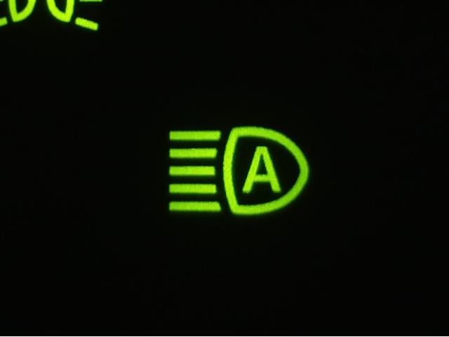 �I�[�g�}�`�b�N�n�C�r�[���Ƃ́A��s�Ԃ�Ό��Ԃ̃��C�g��F�����A�n�C�r�[���ƃ��[�r�[���������Ő؂�ւ���@�\�ł��B�铹�̎��E���m�ۂ��܂��B�ڍׂ͔̔��X�X�^�b�t�܂ł��q�ˉ������B