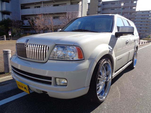 リンカーンナビゲーター ベースグレード　１ナンバー登録／後期モデル／社外２６インチアルミ／ベージュ革シート／サンルーフ／電動サイドステップ／バネサス交換済み／パワーバックドア／メモリーナビ／フルセグ／バックカメラ／Ｂｌｕｅｔｏｏｔｈ／４ＷＤ（2枚目）