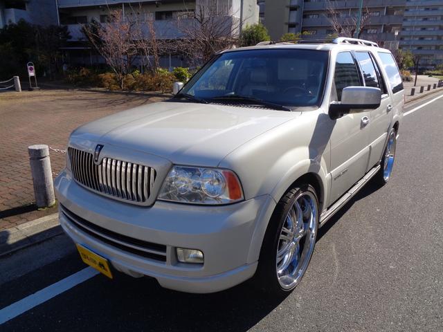 リンカーンナビゲーター ベースグレード　１ナンバー登録／後期モデル／社外２６インチアルミ／ベージュ革シート／サンルーフ／電動サイドステップ／バネサス交換済み／パワーバックドア／メモリーナビ／フルセグ／バックカメラ／Ｂｌｕｅｔｏｏｔｈ／４ＷＤ（16枚目）