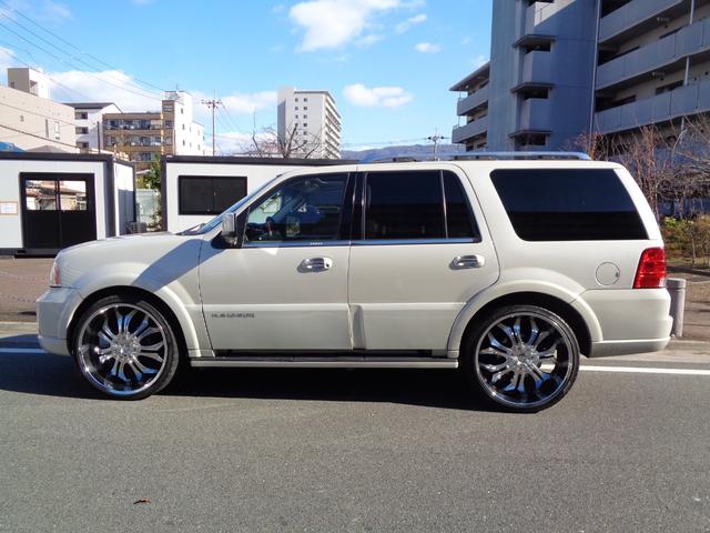 リンカーンナビゲーター ベースグレード　１ナンバー登録／後期モデル／社外２６インチアルミ／ベージュ革シート／サンルーフ／電動サイドステップ／バネサス交換済み／パワーバックドア／メモリーナビ／フルセグ／バックカメラ／Ｂｌｕｅｔｏｏｔｈ／４ＷＤ（17枚目）