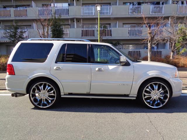 リンカーンナビゲーター ベースグレード　１ナンバー登録／後期モデル／社外２６インチアルミ／ベージュ革シート／サンルーフ／電動サイドステップ／バネサス交換済み／パワーバックドア／メモリーナビ／フルセグ／バックカメラ／Ｂｌｕｅｔｏｏｔｈ／４ＷＤ（18枚目）