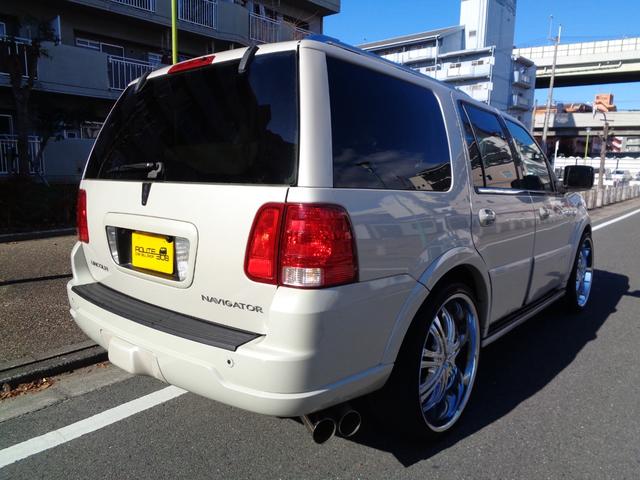 リンカーンナビゲーター ベースグレード　１ナンバー登録／後期モデル／社外２６インチアルミ／ベージュ革シート／サンルーフ／電動サイドステップ／バネサス交換済み／パワーバックドア／メモリーナビ／フルセグ／バックカメラ／Ｂｌｕｅｔｏｏｔｈ／４ＷＤ（19枚目）