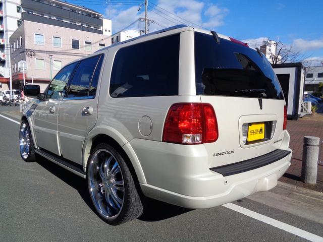 リンカーンナビゲーター ベースグレード　１ナンバー登録／後期モデル／社外２６インチアルミ／ベージュ革シート／サンルーフ／電動サイドステップ／バネサス交換済み／パワーバックドア／メモリーナビ／フルセグ／バックカメラ／Ｂｌｕｅｔｏｏｔｈ／４ＷＤ（21枚目）