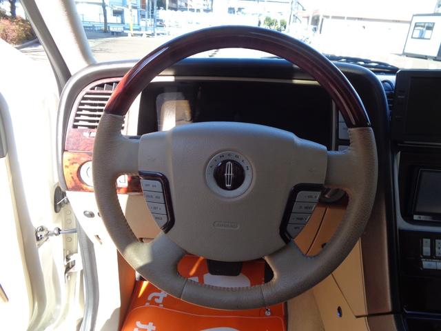 リンカーンナビゲーター ベースグレード　１ナンバー登録／後期モデル／社外２６インチアルミ／ベージュ革シート／サンルーフ／電動サイドステップ／バネサス交換済み／パワーバックドア／メモリーナビ／フルセグ／バックカメラ／Ｂｌｕｅｔｏｏｔｈ／４ＷＤ（26枚目）