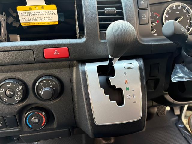 ハイエースバン ロングDX 登録済未使用車 パノラミックビューモニター デジタルインナーミラー LEDヘッドライト リアクーラー リアヒーター AC100V イージークローザー キーレス(27枚目)